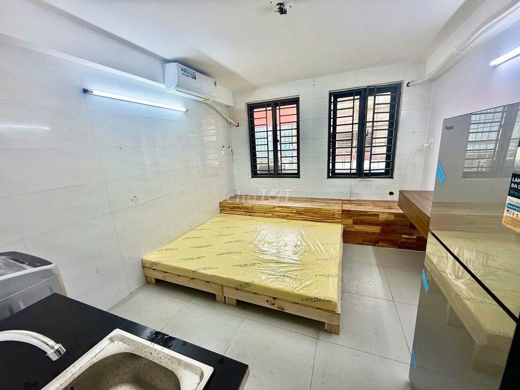 Studio ban công 2 phòng ngủ đầy đủ nội thất mới, đường lớn, trung tâm