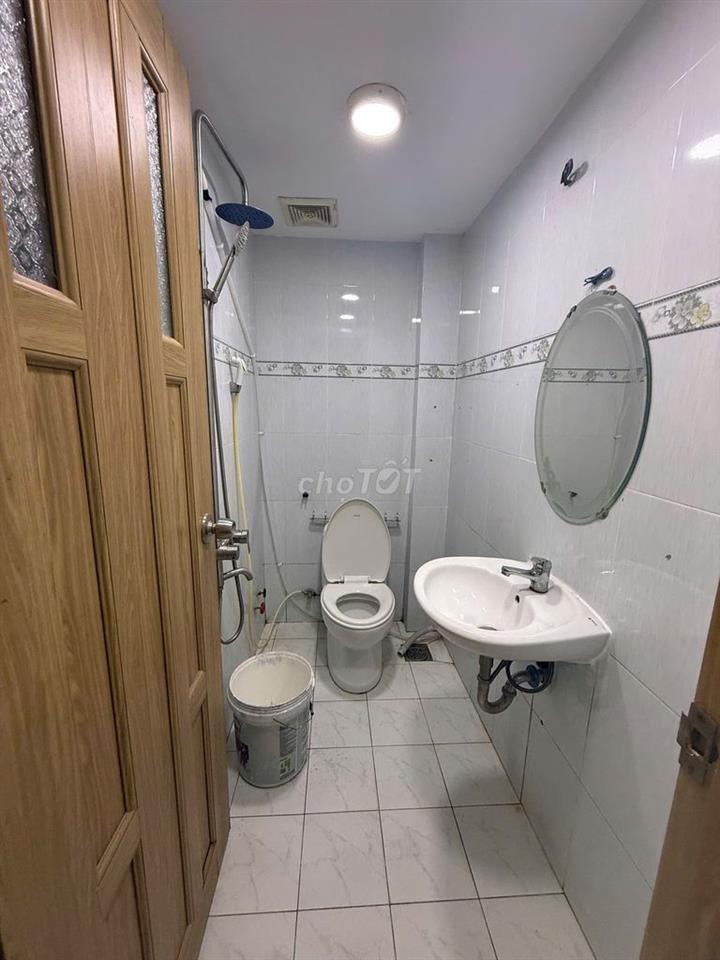 Studio ban công 2 phòng ngủ đầy đủ nội thất mới, đường lớn, trung tâm