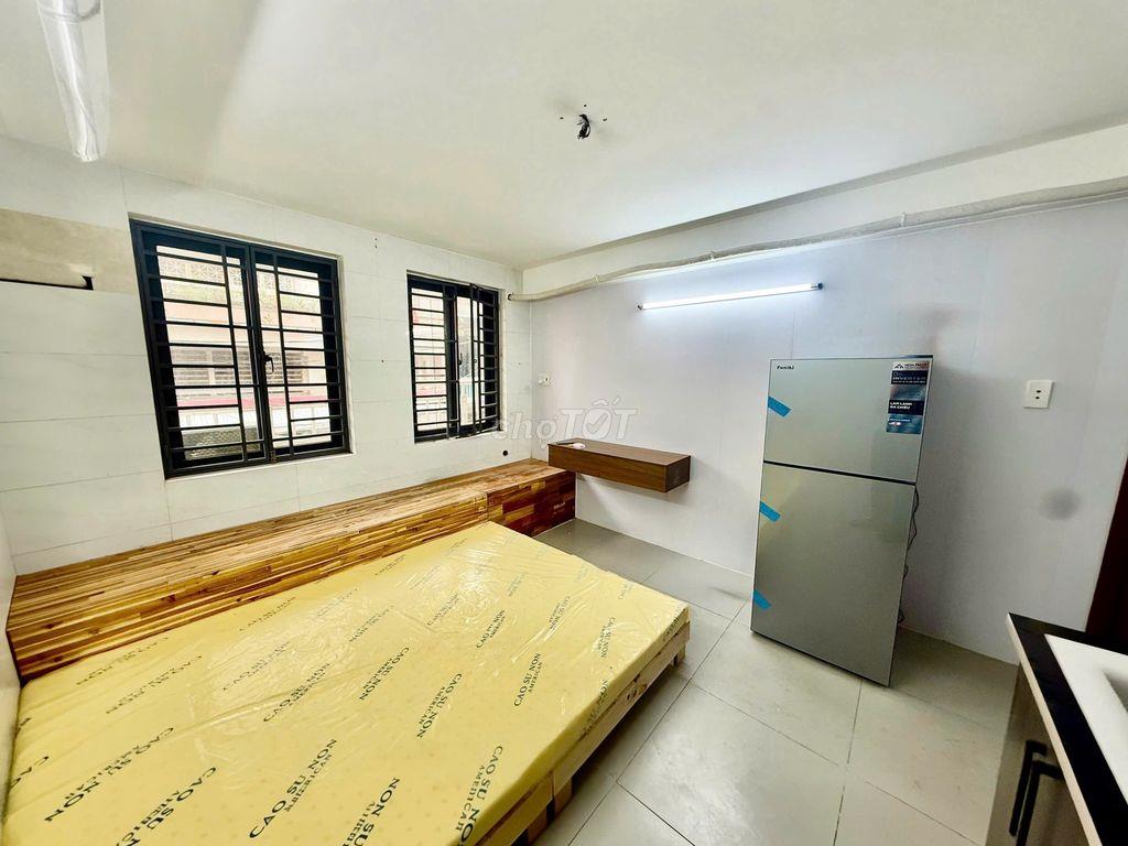Studio ban công 2 phòng ngủ đầy đủ nội thất mới, đường lớn, trung tâm