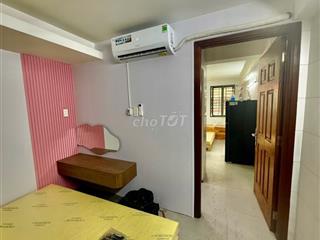 Studio ban công 2 phòng ngủ đầy đủ nội thất mới, đường lớn, trung tâm