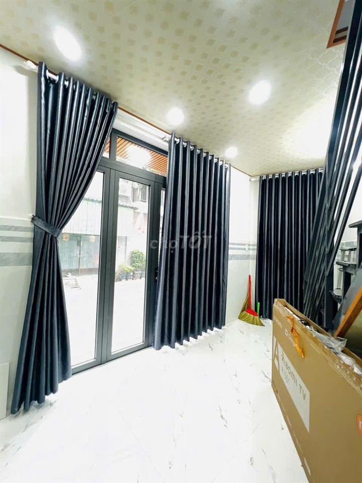 Cho thuê NHÀ NGUYÊN CĂN mới xây, mặt bằng lớn thích hợp kinh doanh / ở