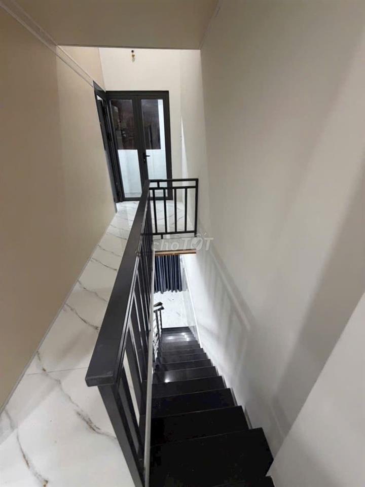 Cho thuê NHÀ NGUYÊN CĂN mới xây, mặt bằng lớn thích hợp kinh doanh / ở