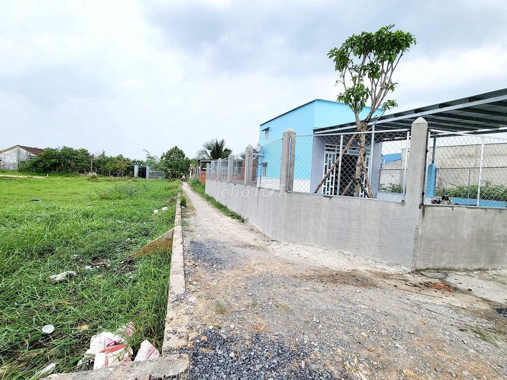 Bán đất tặng thêm nhà tại Đức Hòa, Long An
