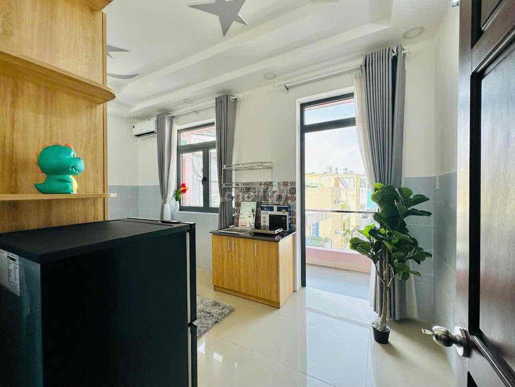 Căn studio có ban công và cửa sổ lớn