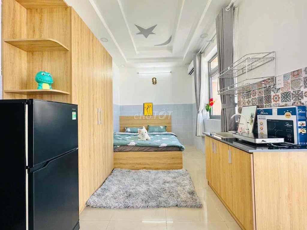 Căn studio có ban công và cửa sổ lớn