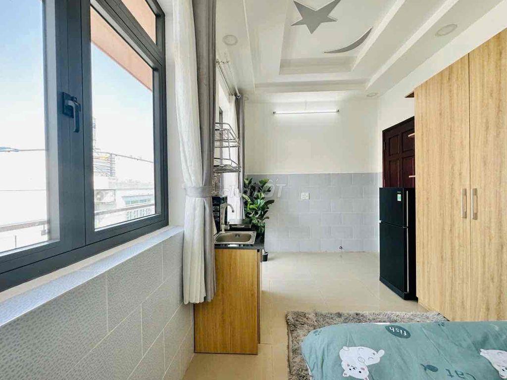 Căn studio có ban công và cửa sổ lớn