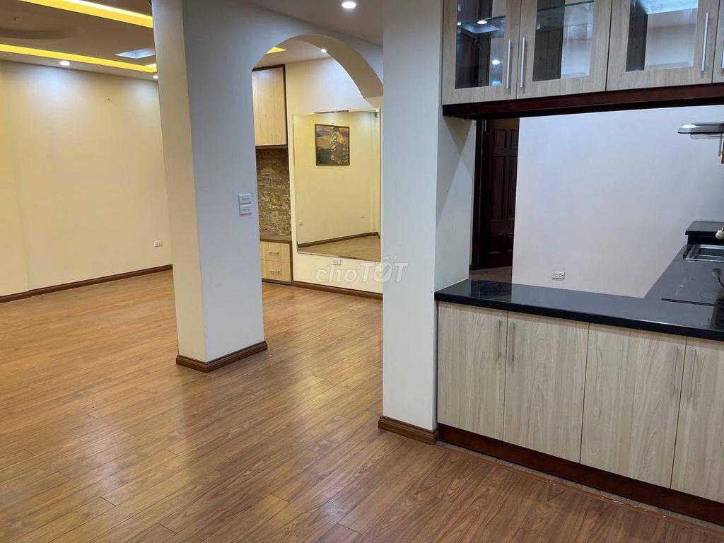  Cho thuê căn hộ mặt đường Láng Hạ để ở và kinh doanh
