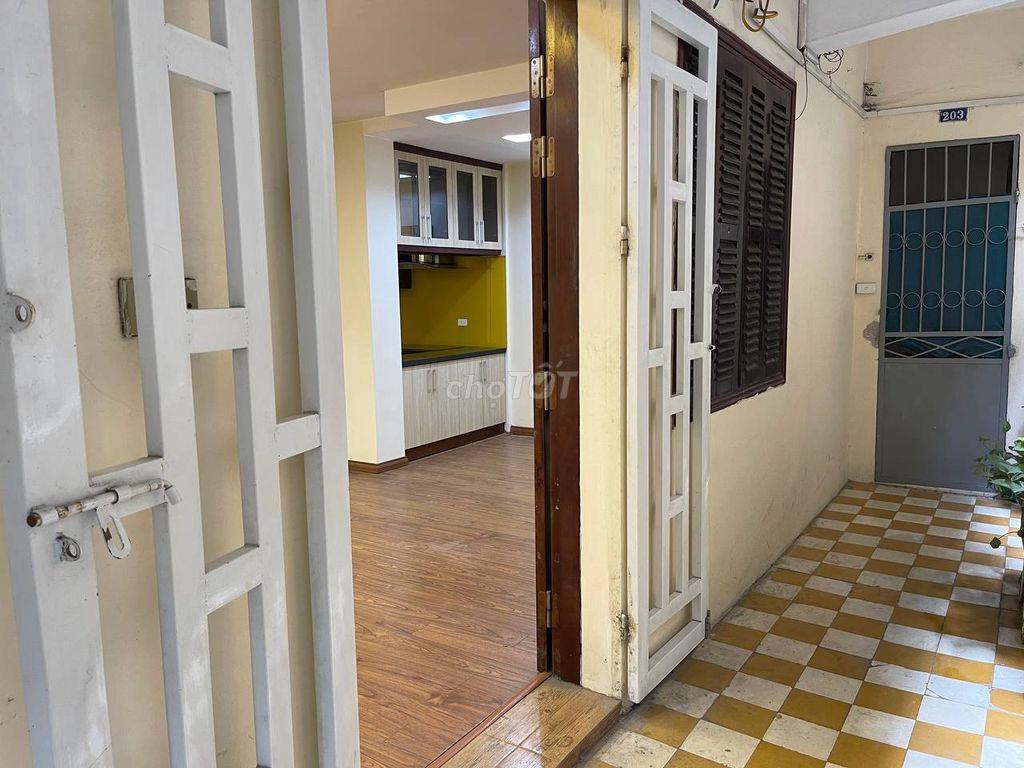  Cho thuê căn hộ mặt đường Láng Hạ để ở và kinh doanh