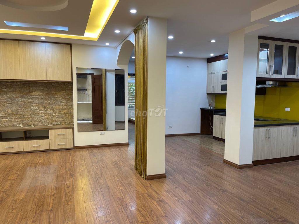  Cho thuê căn hộ mặt đường Láng Hạ để ở và kinh doanh