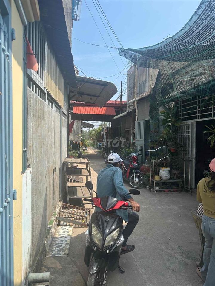 nhà cấp 4 dân cư đông cần bán về quê liên hệ ***