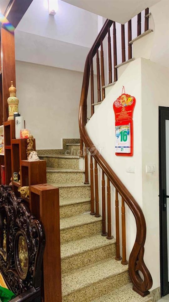 vì lý do công việc cần bán căn nhà 4,5 tầng. diện tích 30m2.