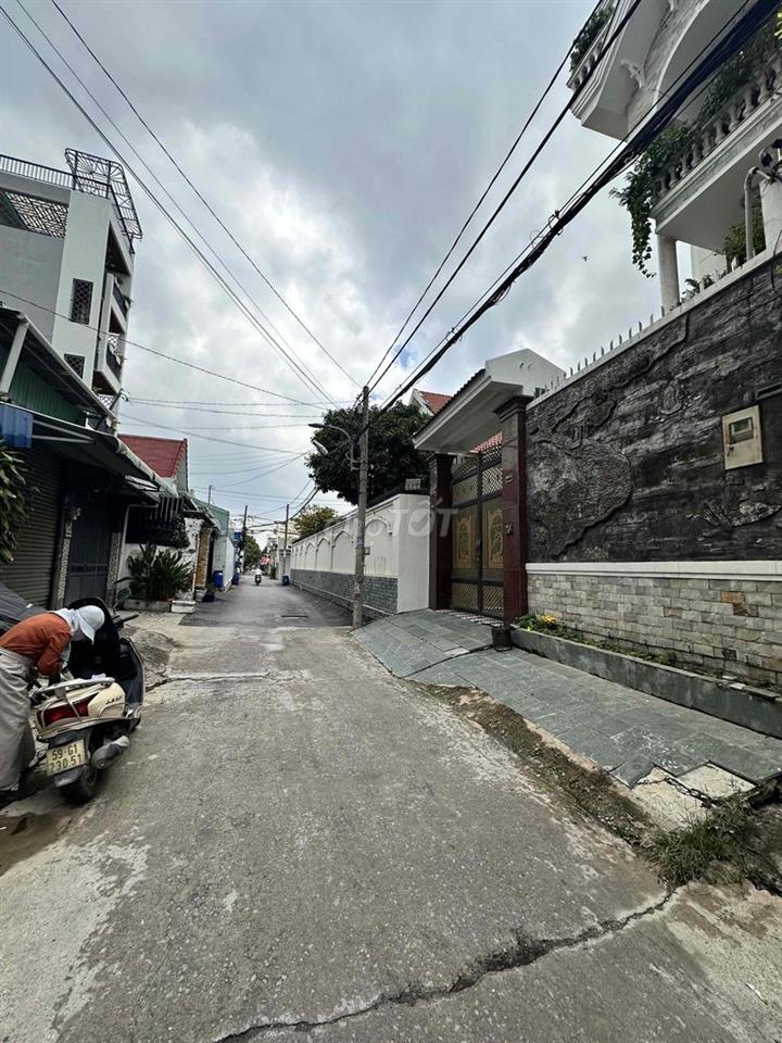 nhà tx39 , 1tret 2 lầu .vừa làm kho hàng vừa ở . hhmg1%