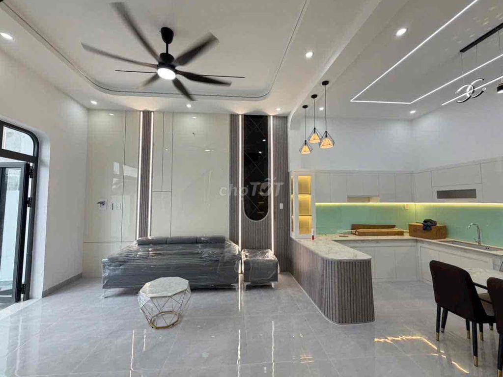 NHÀ LẦU VỪA HOÀN THIỆN