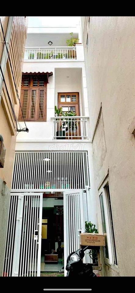 Bán nhà sau lưng nhà mặt tiền, nhà hướng ra đường chính,