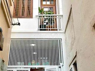 Bán nhà sau lưng nhà mặt tiền, nhà hướng ra đường chính,