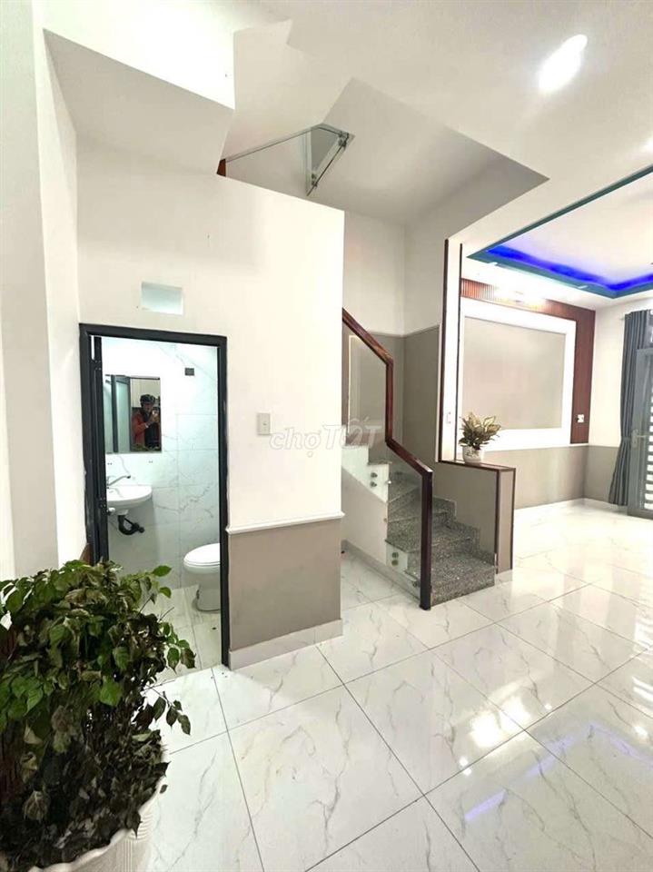 Nhà ngộp giáp Hóc Môn
