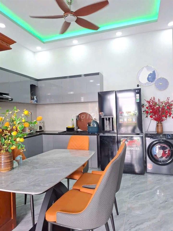 Cần Bán Nhà Mặt Tiền Kênh Nhà Vuông.Nội Thất Đầy Đủ!