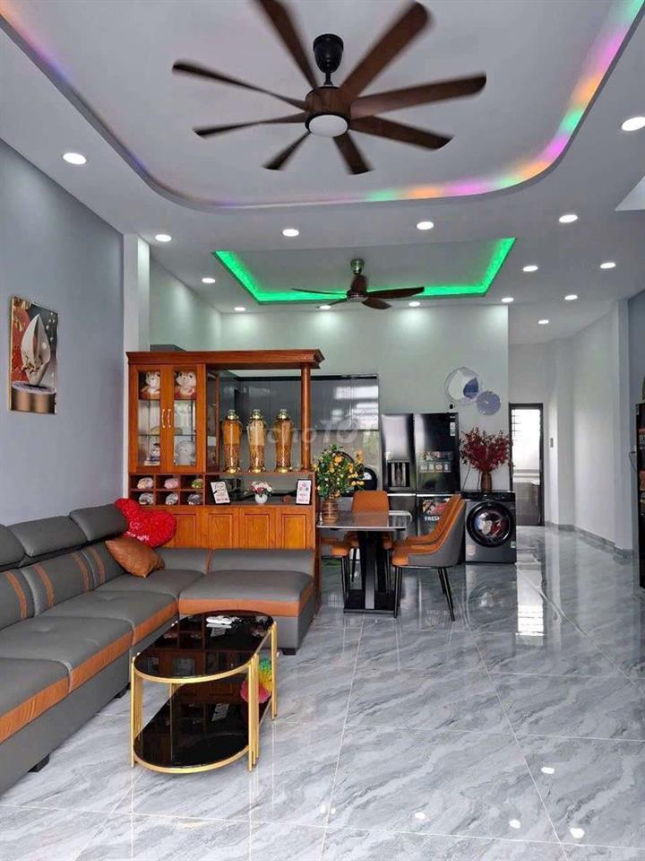 Cần Bán Nhà Mặt Tiền Kênh Nhà Vuông.Nội Thất Đầy Đủ!