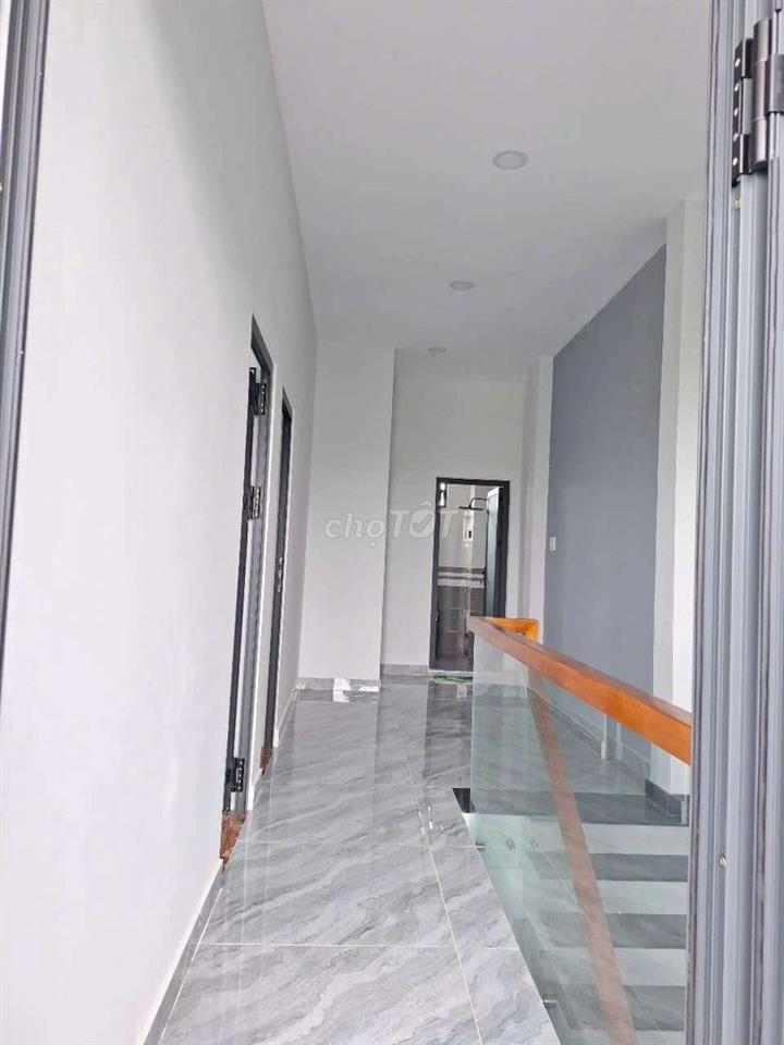 Cần Bán Nhà Mặt Tiền Kênh Nhà Vuông.Nội Thất Đầy Đủ!