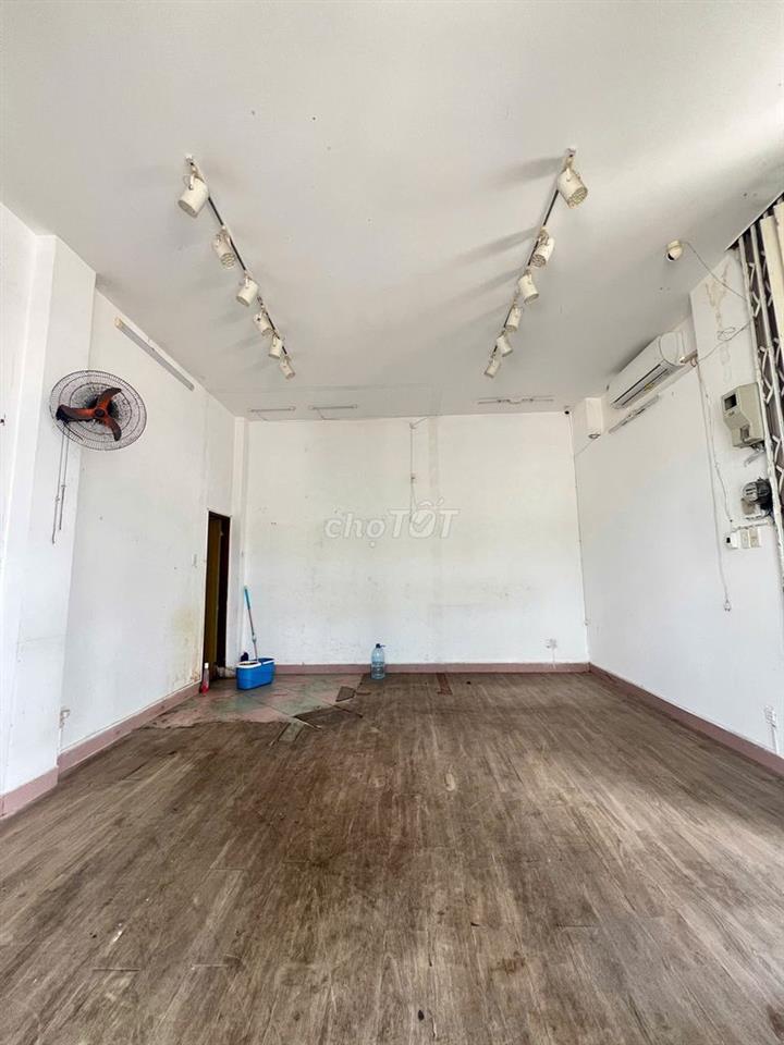 Cho thuê mặt bằng 2 mặt tiền đường Ngô Quyền, cách cầu sông hàn 100m