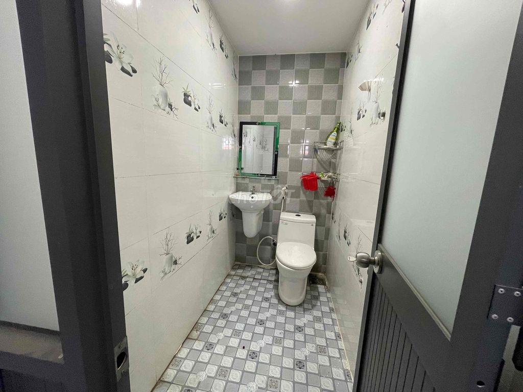 Nhà 1 trệt 1 lầu, 2 mặt tiền, ô tô 7 chỗ đậu trong nhà Bình Chiểu , Th