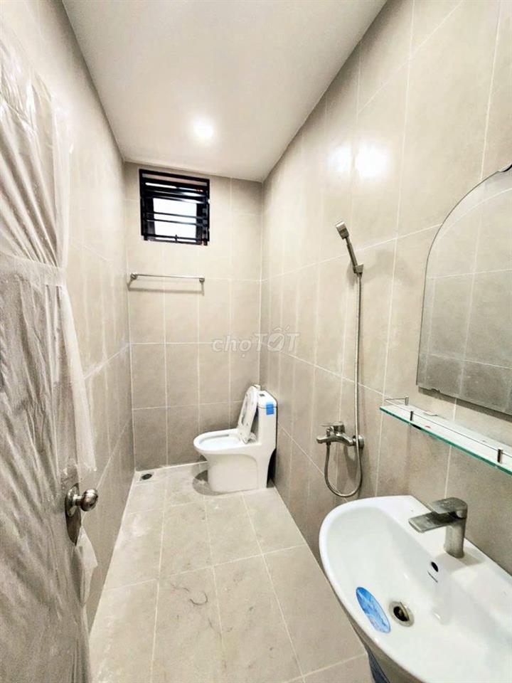 Cho thuê phòng chỉ 1km ĐH Bách Khoa, nhà mới XD, WC & lối đi riêng