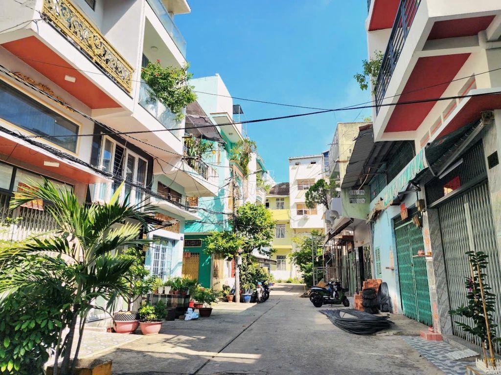 DT 7x10,5m nở 7,4m. HXH (8m) ngay Đường 3/2, P. Bình Thới. Giá tốt