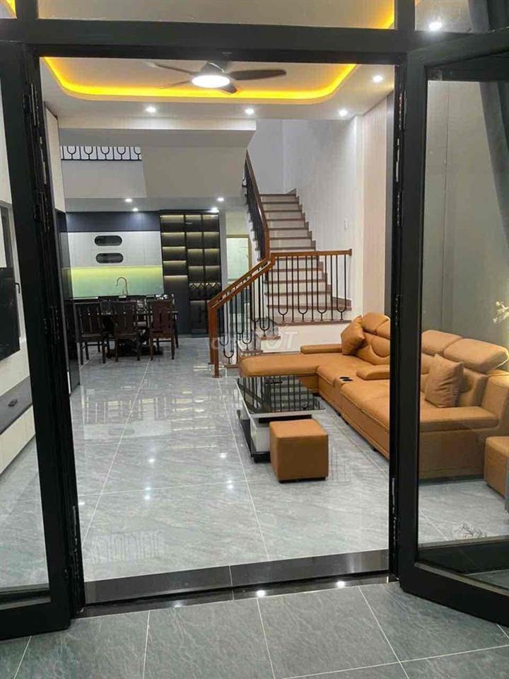 CẦN TIỀN NÊN BÁN CĂN NHÀ 3 TẦNG MỚI XÂY KIÊN CỐ