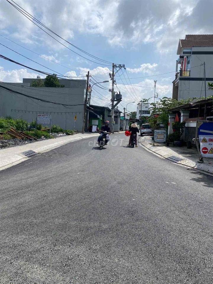 Tôi cần bán đất mặt đường số 8 gần chợ Long Phước, Hồ Chí Minh.