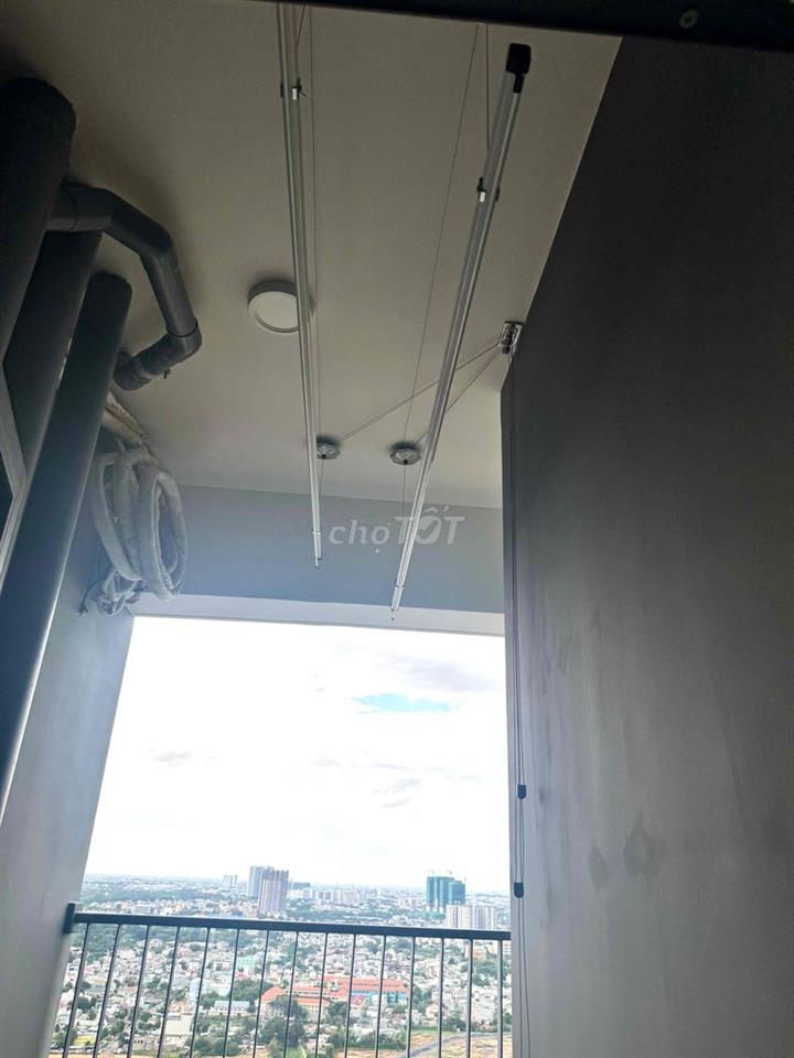 Cho thuê căn hộ mới, nhà trống có rèm và dàn phơi