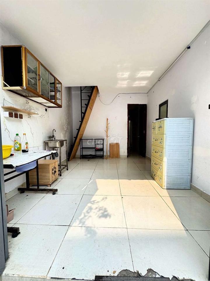 Nhà hẻm nhựa xe hơi Phạm Văn Chiêu dt 3.5x8m 1 lầu 3pn có máy lạnh NT 