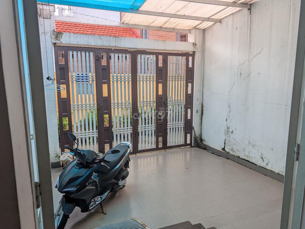 Cần bán nhà 1 trệt 1 lầu, sân rộng, khu trung tâm Thủ Dầu Một