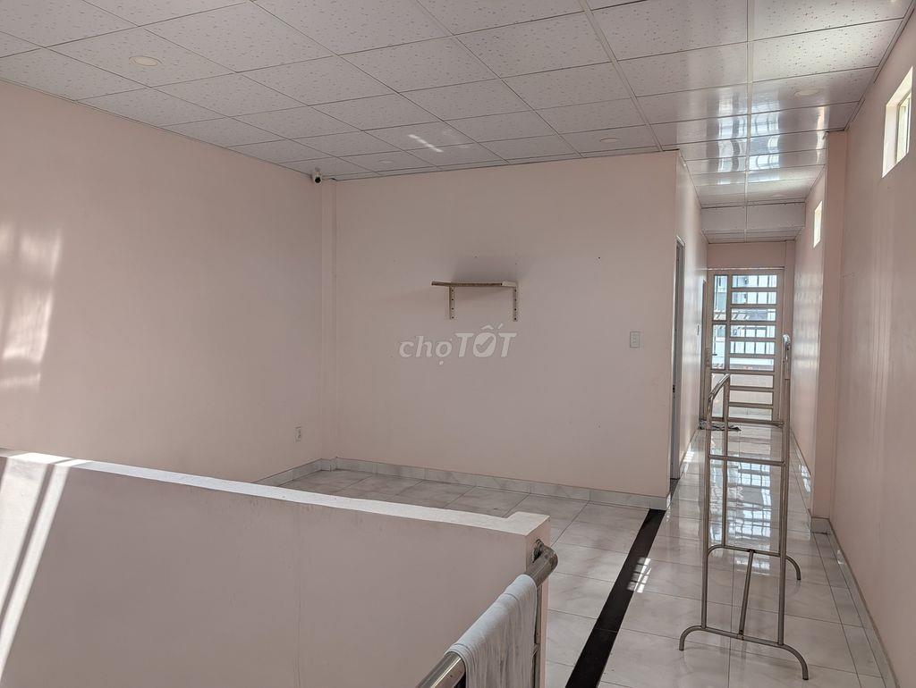 Cần bán nhà 1 trệt 1 lầu, sân rộng, khu trung tâm Thủ Dầu Một