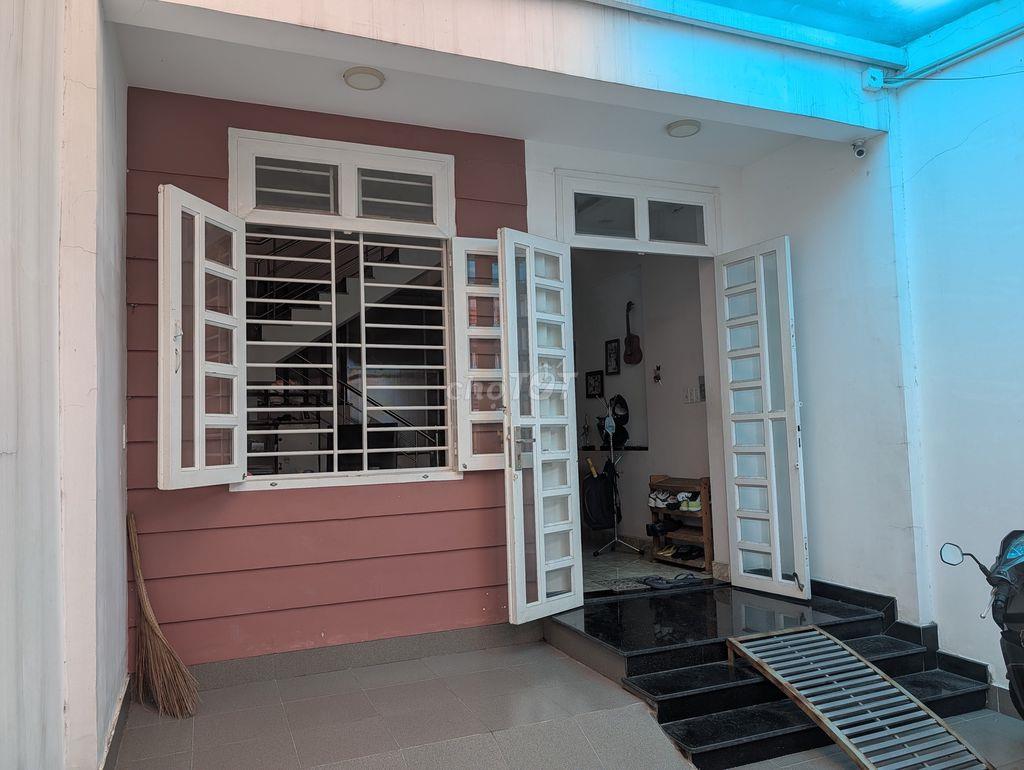 Cần bán nhà 1 trệt 1 lầu, sân rộng, khu trung tâm Thủ Dầu Một