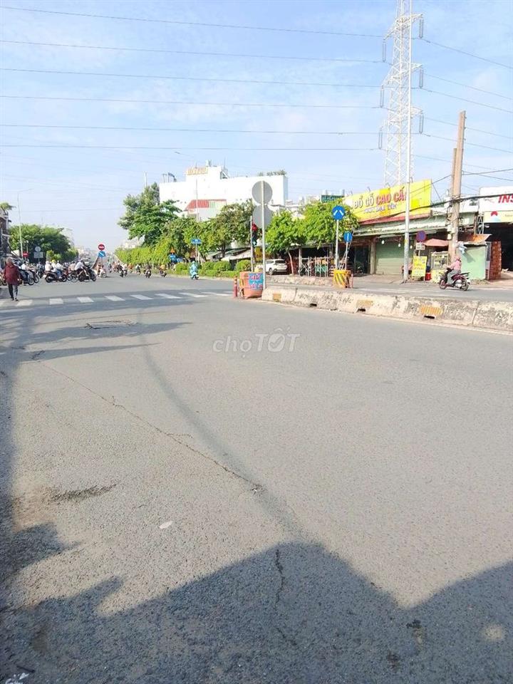 Cần bán đất 2400m mặt tiền khu vực ngã tư ga