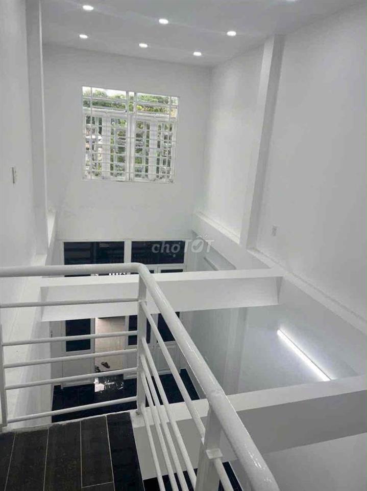 Mat tiền đường quận 6 view sông ( 4 tỷ 999 ) ngang 3m2 dài 12m hiện tr