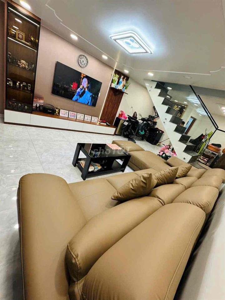ngang 4m55 dài 8m 1 trệt 2 lầu  Đường sạch, ô tô ngủ trong nhà.