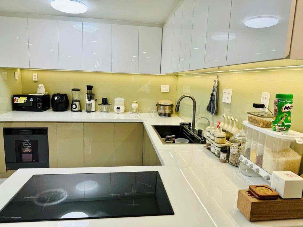 ngang 4m55 dài 8m 1 trệt 2 lầu  Đường sạch, ô tô ngủ trong nhà.
