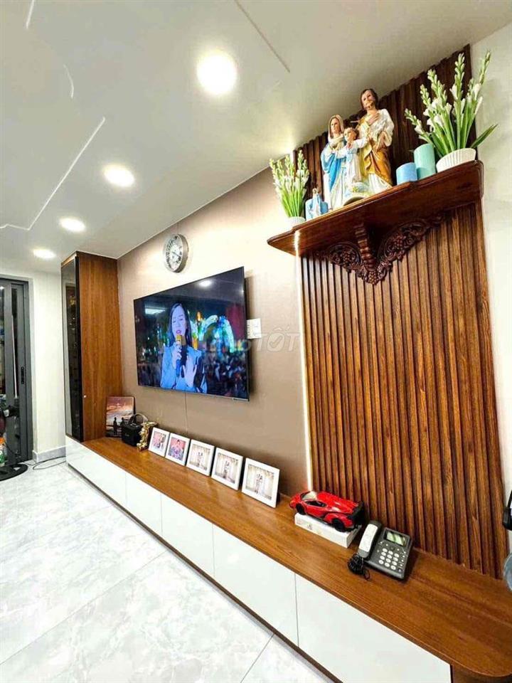 ngang 4m55 dài 8m 1 trệt 2 lầu  Đường sạch, ô tô ngủ trong nhà.