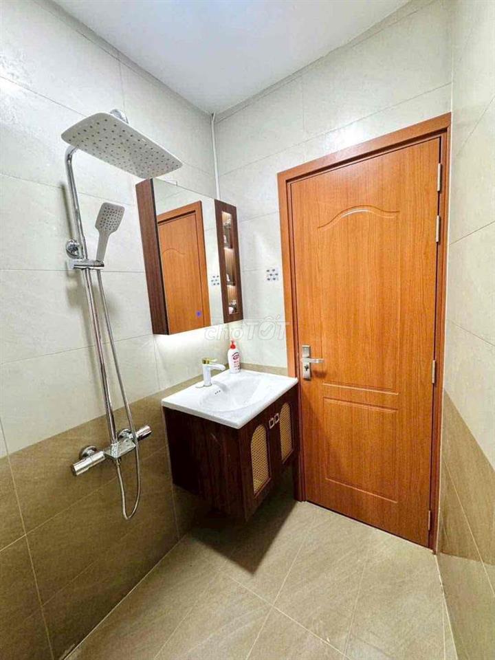 ngang 4m55 dài 8m 1 trệt 2 lầu  Đường sạch, ô tô ngủ trong nhà.