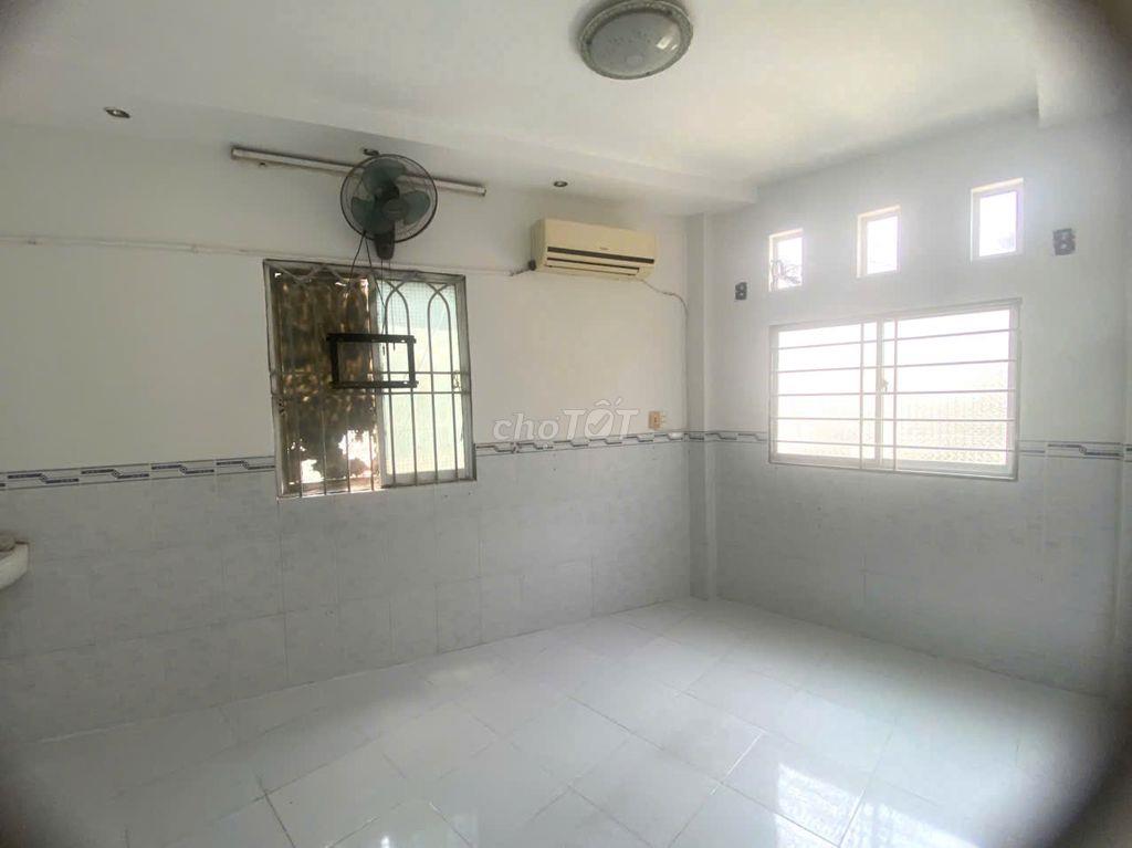 Nhà nguyên căn 2MT, 2 lầu, 1 trệt, 1 vệ sinh có ban công, sẵn nội thất