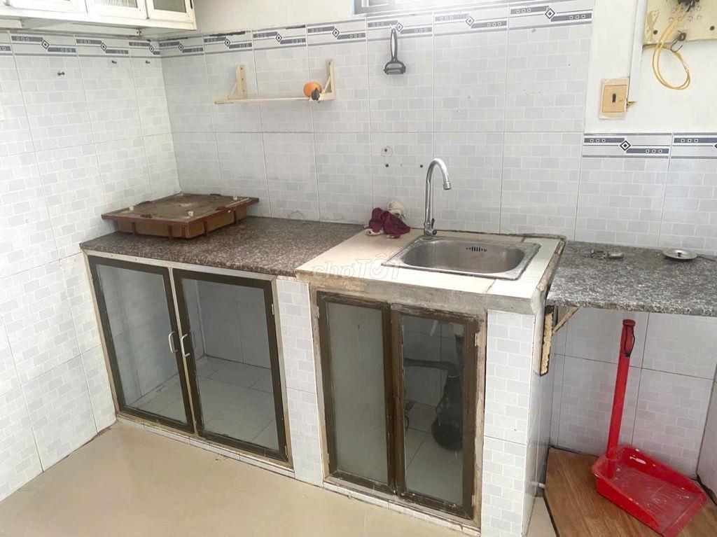 Nhà nguyên căn 2MT, 2 lầu, 1 trệt, 1 vệ sinh có ban công, sẵn nội thất