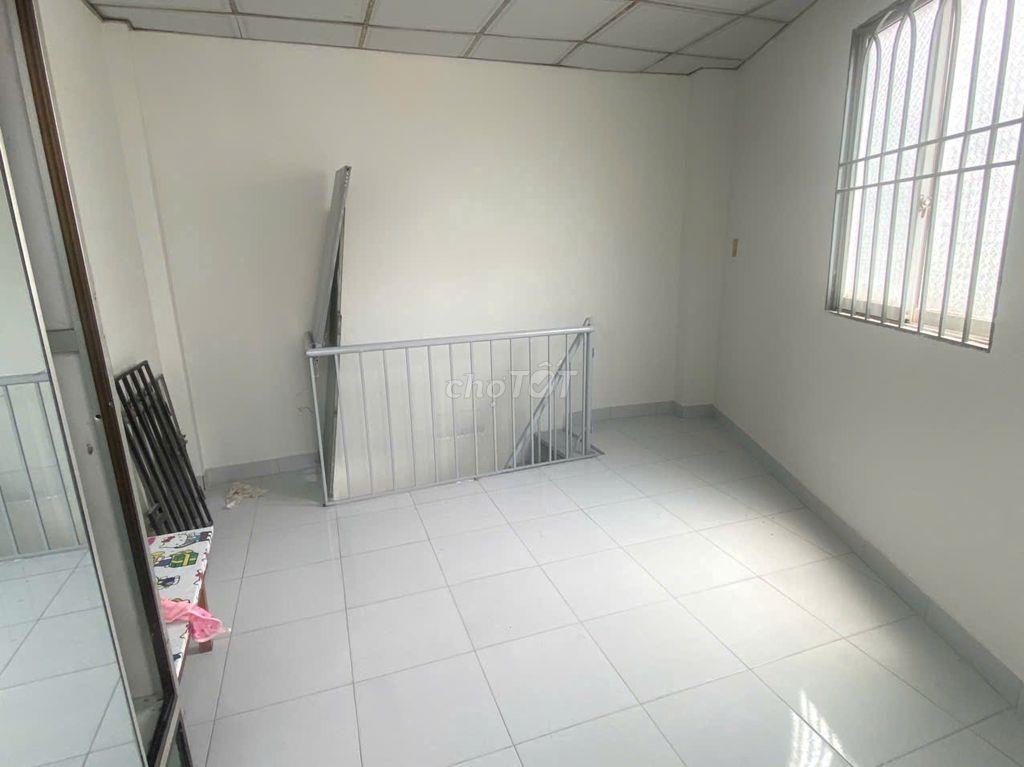 Nhà nguyên căn 2MT, 2 lầu, 1 trệt, 1 vệ sinh có ban công, sẵn nội thất