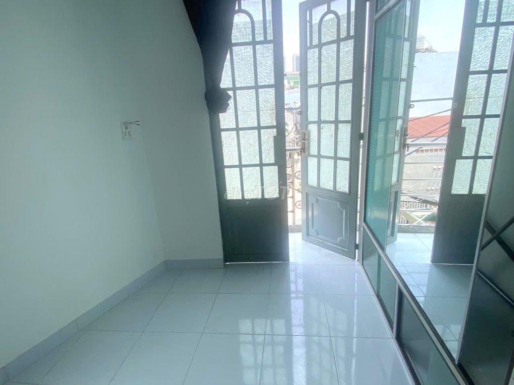 Nhà nguyên căn 2MT, 2 lầu, 1 trệt, 1 vệ sinh có ban công, sẵn nội thất