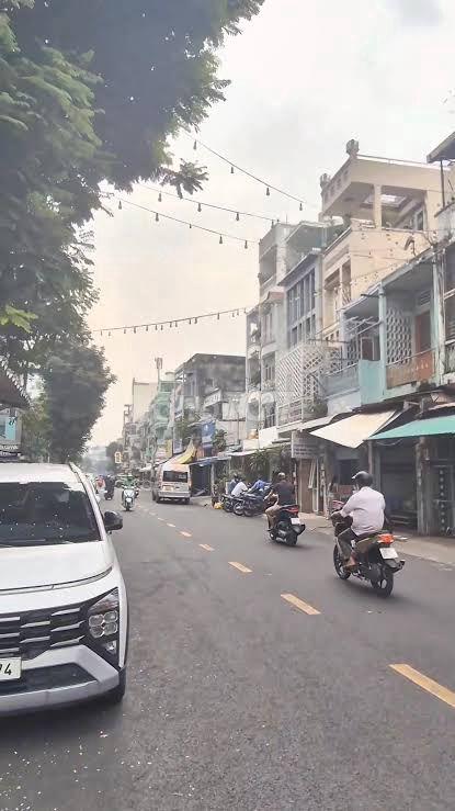 Góc 2 mặt tiền Nguyễn Tiểu La, Q10. Dt 6x10m, 2 tầng HĐT 44 tr/tháng