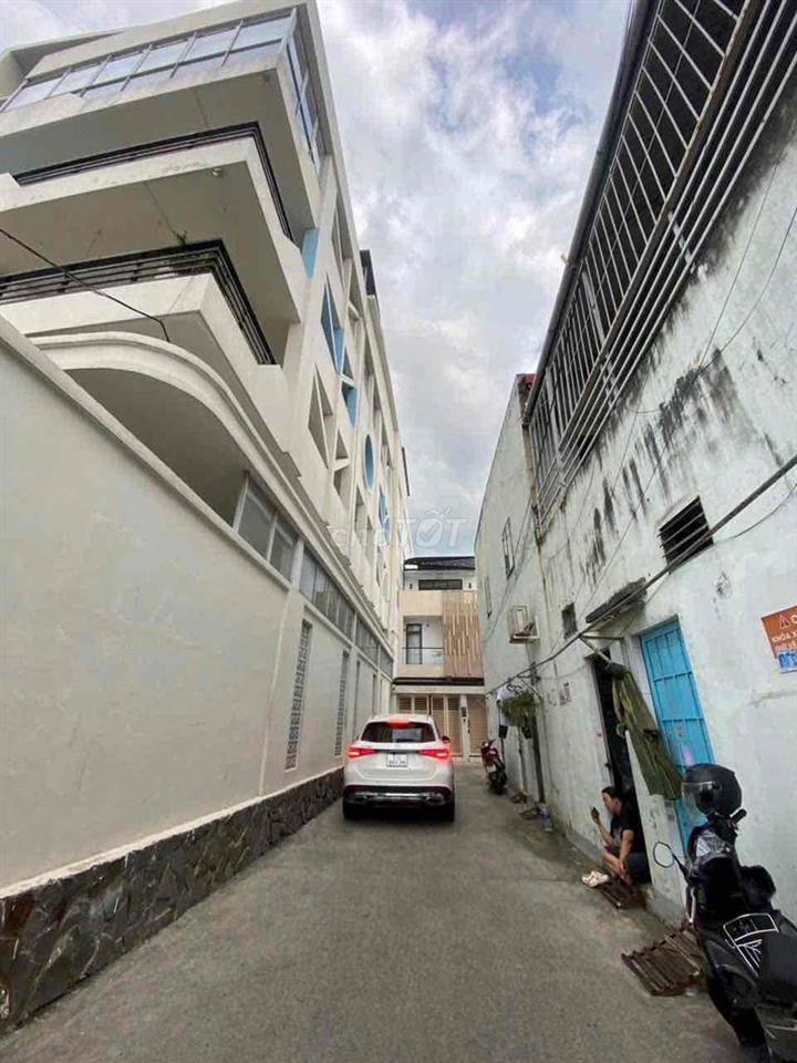 nhà Ngộp hơn 1.tỷ  gần ga Metro góc 3 mặt tiền xe hơi