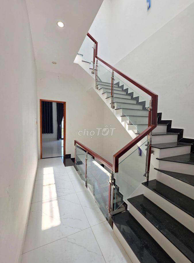 Nhà nguyên căn, có sân để xe rộng