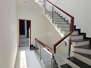 Nhà nguyên căn, có sân để xe rộng