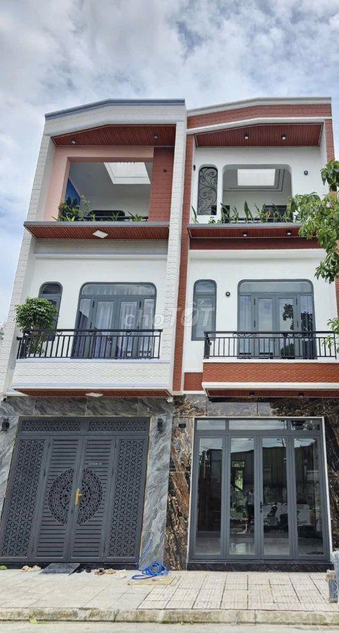 Nhà nguyên căn, có sân để xe rộng