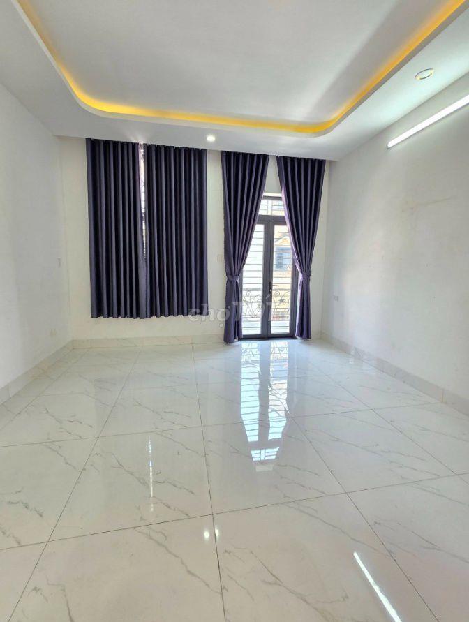 Nhà nguyên căn, có sân để xe rộng
